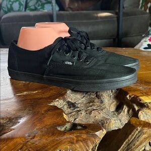 Vans Black Canvas Sneakers Classic Low Top Lace-Up Shoes Women’s 9.5 / Men’s 8